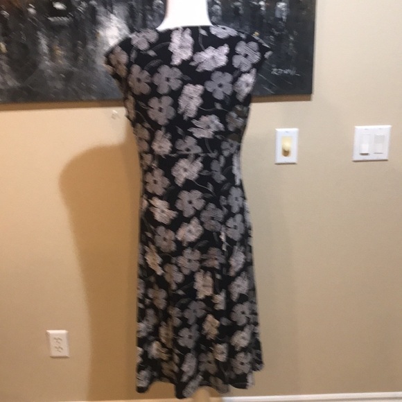 Chaps. Black/White Floral Flare V Neck MIDI Sleeveless Dress-Size L - Picture 2 of 8